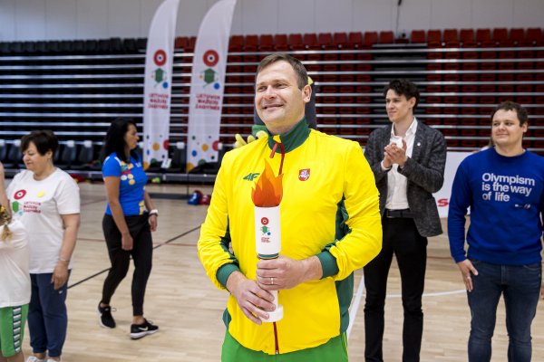 Vilniuje sportuoti susirinkusius šimtus darželinukų aplankė paralimpinis čempionas Mindaugas Bilius